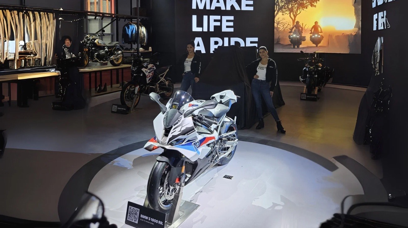 1737177998-bmw S 1000 Rr Launched At Bharat Mobility Expo 2025 Supersport Bike Race Ready Track Bike Super B